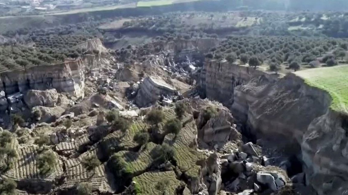 Планета раскололась пополам. Гигантские разломы на турецкой земле поражают своими размерами