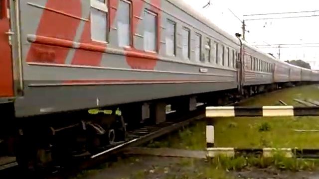 ЧС2-856 с поездом №140 Адлер - Новосибирск, ст.Ревда.mp4 смотреть онлайн