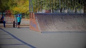 Учимся кататься на самокате в скейт-парке. Трюки для новичков.