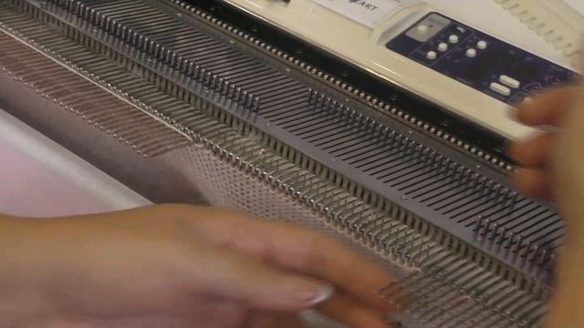 Вяжем свитер на машине ТЕПЛОЕ ЧУДО. Часть 3. Деталь спинки. Ворот. смотреть онлайн