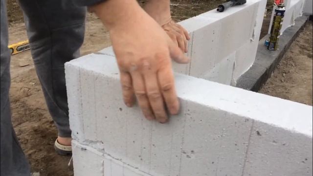Кладка первого ряда газоблоков на пену. Возведение стен на пену. Часть 1 смотреть онлайн