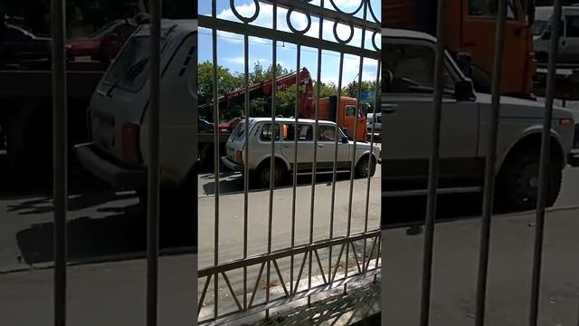 Челябинск ул. Блюхера. Эвакуаторы загружаются. смотреть онлайн