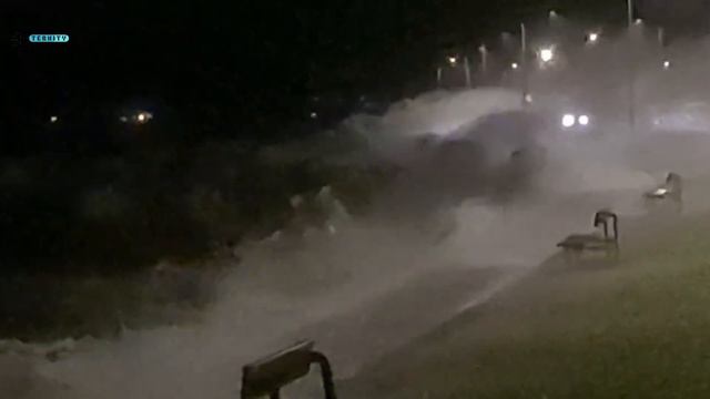 UK is Torn Apart! Strong winds and major flooding due to Storm Isha in the UK! смотреть онлайн