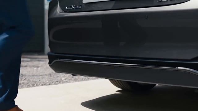 Lexus ES демонстрирует свою элегантность и производит впечатление.