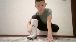 Как правильно надеть щитки для ноги