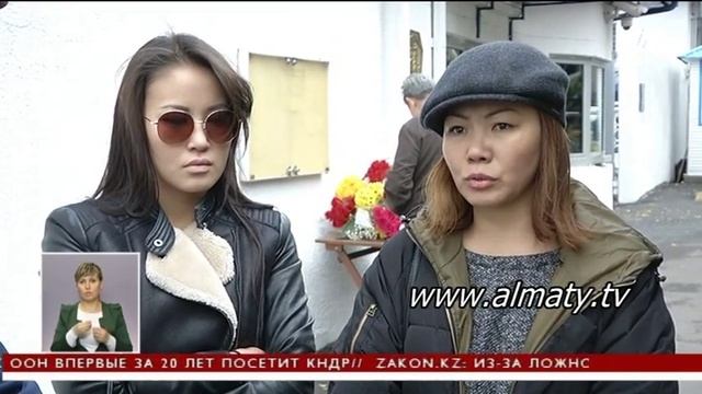 С субботы люди приносят цветы к зданию Генерального консульства Французской Республики смотреть онлайн