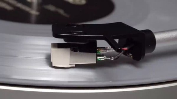 Убийца бюджетных проигрывателей? Обзор Premiera ECO BT