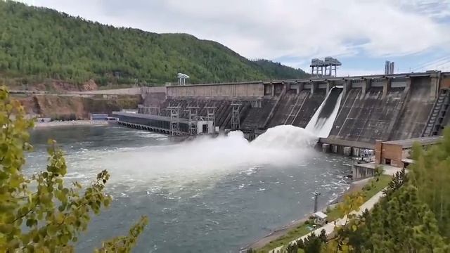 Сброс воды на Красноярской ГЭС смотреть онлайн