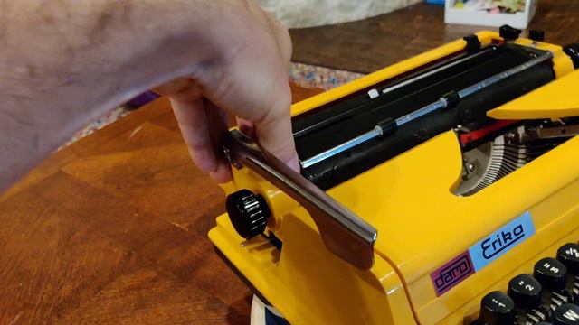 Erika 105 Typewriter Review: Climb Aboard The East German Magic Schoolbus with Us! смотреть онлайн