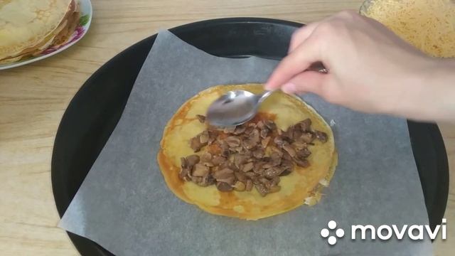 Блинная лазанья с мясом и грибами.