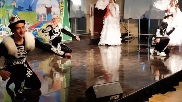 Кыргыз Бий танцевальной группы Ай-Пери. Нооруз в Корее 2018. смотреть онлайн