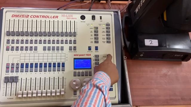 Mini Pearl 1024 Dmx Controller Training part 1 ( Patch /Wipe ) смотреть онлайн