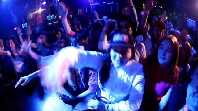 БЕЛЫЙ (АКВИЛОН) В ЛУЧАХ СОЛНЦА смотреть онлайн