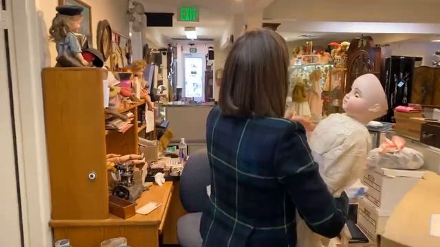 Impromptu Antique Doll Shop Tour Today - Hug a Bru Doll! смотреть онлайн