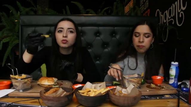 БУРГЕР КАРРИ И БАРБЕКЮ/MUKBANG С AYKA EMILLY #BURGERSTATION