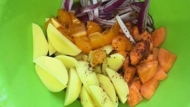 Свинина запеченная с овощами в рукаве. Просто и вкусно! смотреть онлайн