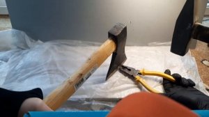 Что будет если разрубить батарейку? Что ждет внутри?