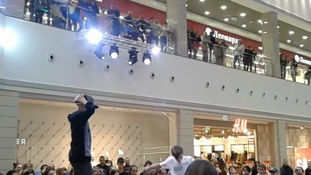 Хип хоп батл в Аэропарке(2) смотреть онлайн