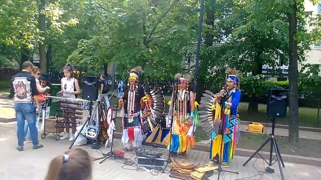Выйступление индейцев на Чистых прудах.2013_05_25_ смотреть онлайн