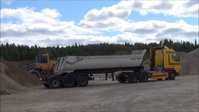Volvo L180 Loading A Volvo FH12 420 смотреть онлайн