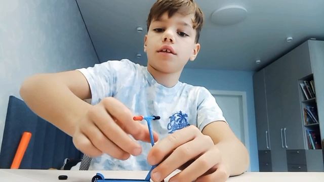 Разбираем пальчиковый самокат и собираем. Делаем модным. И учимся базовым трюкам. ? смотреть онлайн