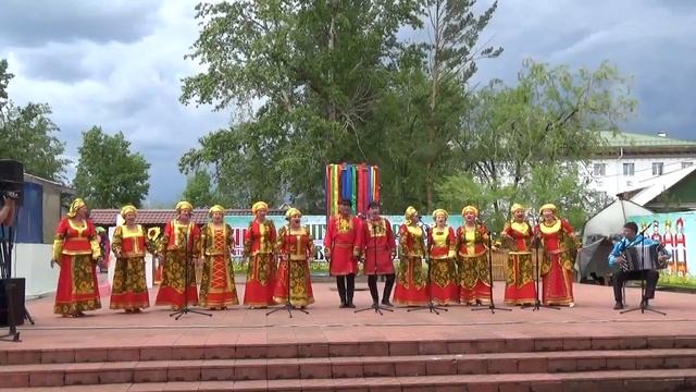 На фартучке золотые гребешки смотреть онлайн