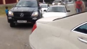 На свадьбе в Чечне как разбивают авто за 2 место