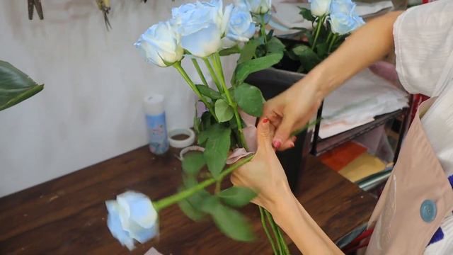 White flowers to Blue! The process of making a really pretty bouquet. How a florist makes a bouquet смотреть онлайн