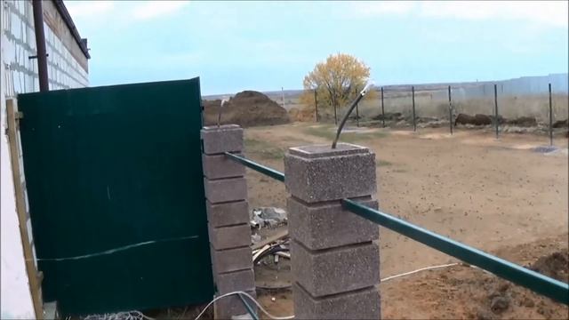 СВОИМИ РУКАМИ строим забор из декоративных наборных бетонных блоков. ПОШАГОВАЯ ИНСТРУКЦИЯ. смотреть онлайн