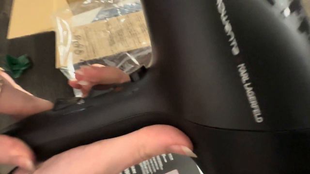 Фен с розетки. Распаковка фена. Фен Rowenta STUDIO DRY x KARL LAGERFELD CV581LF0 смотреть онлайн