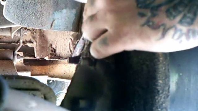 95' Plymouth Voyager Van Rear Brake Cylinder Replace PT.1 смотреть онлайн