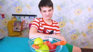 Саша учит Степу правильно питаться, не есть вредные сладости и заниматься спортом