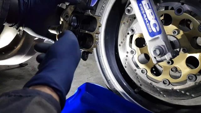 Suzuki Bandit 600. Cambio liquido de frenos. смотреть онлайн