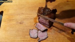 Маринованный ростбиф из говядины классический с красным луком и соевым соусом, на постели из руккол