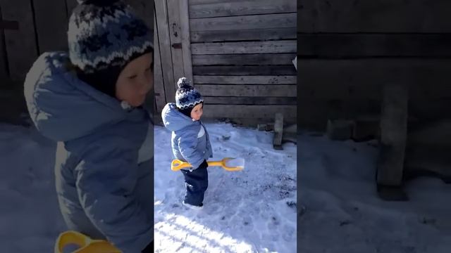 Рома загружаэ бетономішалку смотреть онлайн