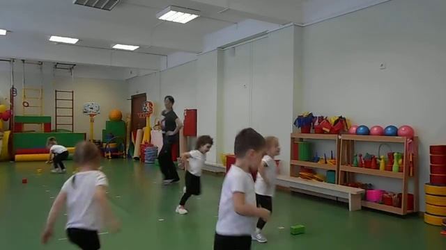 Физическая культура в ДОУ.ОРУ с кубиками в младшей группе. смотреть онлайн