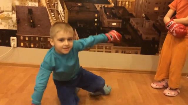 Слоумо дети в драке-игре смотреть онлайн