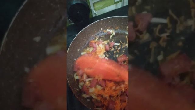 Куриный супчик из пачек с колбаской и обжаркой.