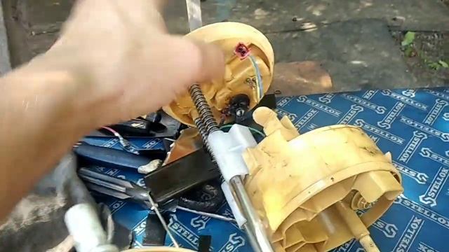 Болячка BMW x5 e70, x6 e71, оплавление клеммы насоса подкачки, снимаем заборник, чистка, ремонт. смотреть онлайн