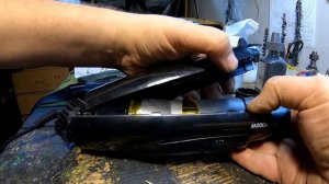 как ФЕН , неразборный , открыть и почистить от намотавшихся волос  ?