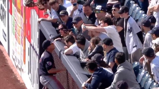 Yankee Fans Throw Trash At Cleveland Guardians Myles Straw After Gleyber Torres Walk Off Win смотреть онлайн