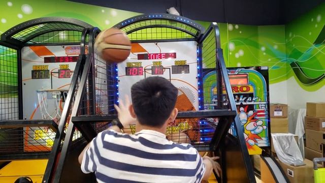 [Direct VS Indirect: Part2] Basketball Arcade Games - Two-handed 1079 points (Direct) 籃球機穿針測試 смотреть онлайн