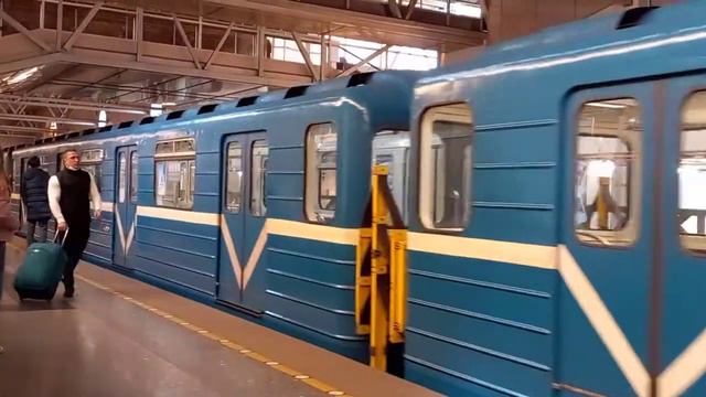 Вагон прибывает на станцию Парнас смотреть онлайн