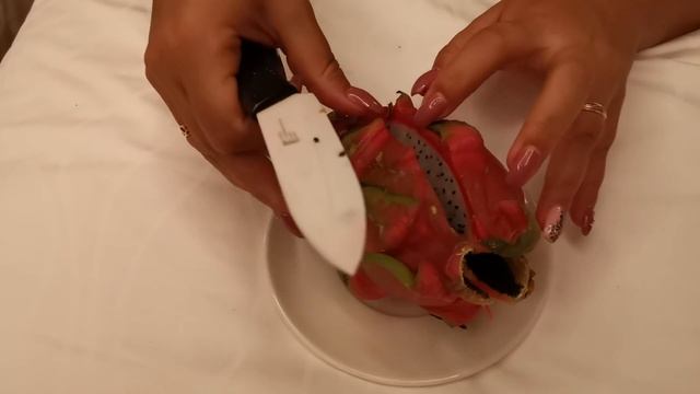 Как правильно есть драконий фрукт/How to eat dragon fruit смотреть онлайн