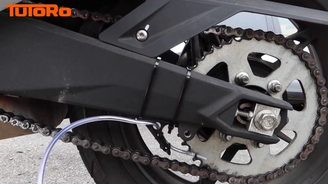 Fitting the Tutoro Automatic Motorcycle Chain Oiler! смотреть онлайн