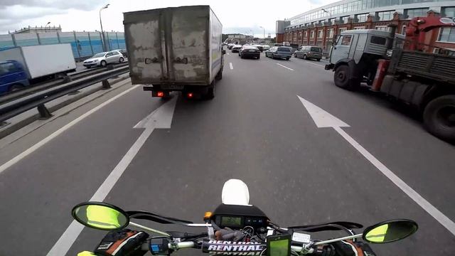 По пробкам на Kawakaki Super Sherpa. смотреть онлайн