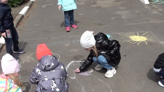 Лето! Рисуем на асфальте! смотреть онлайн