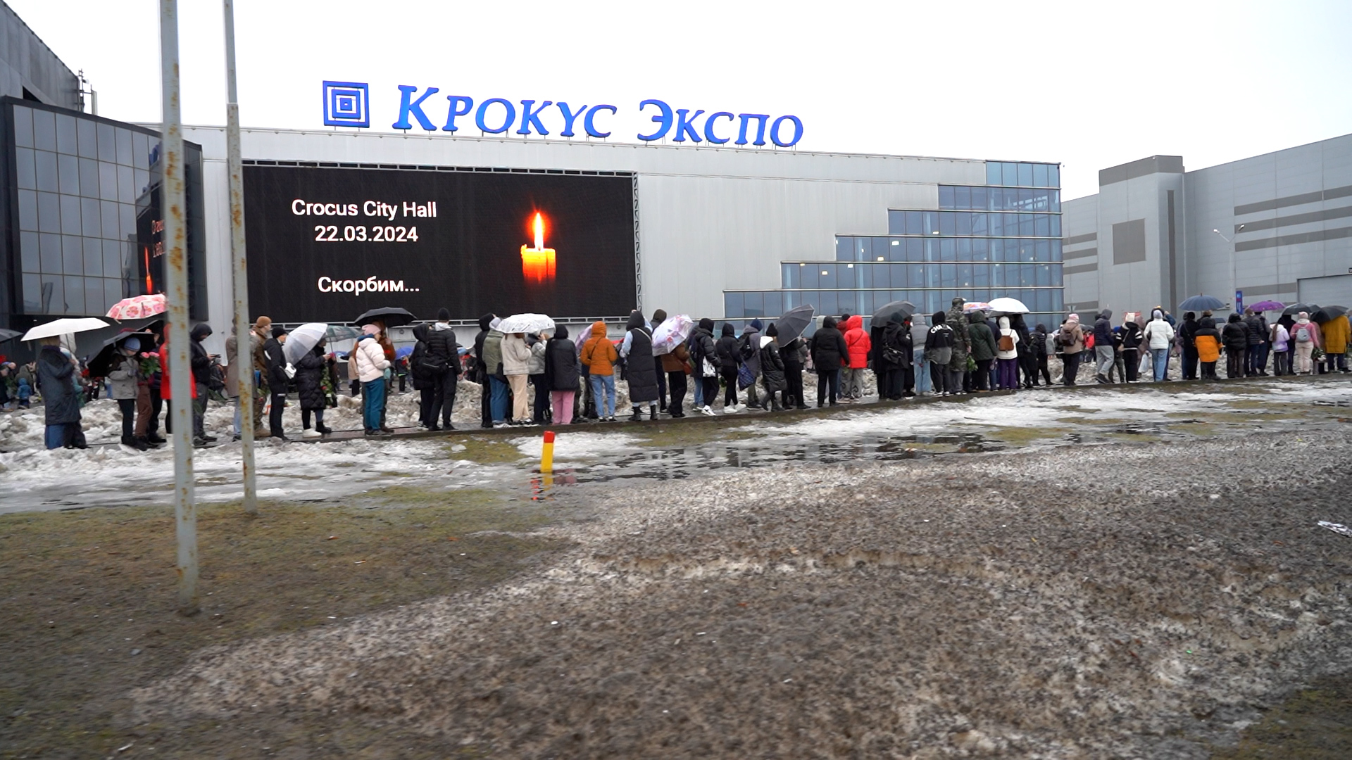 Глава Коми Владимир Уйба возложил цветы у ТЦ «Крокус Сити Холл» в память о жертвах теракта смотреть онлайн