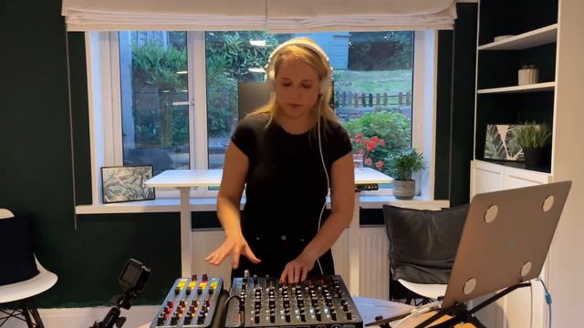 KIQI - Minimal House & Techno DJ Set | MODEL 1 PLAYdifferently Mixer смотреть онлайн