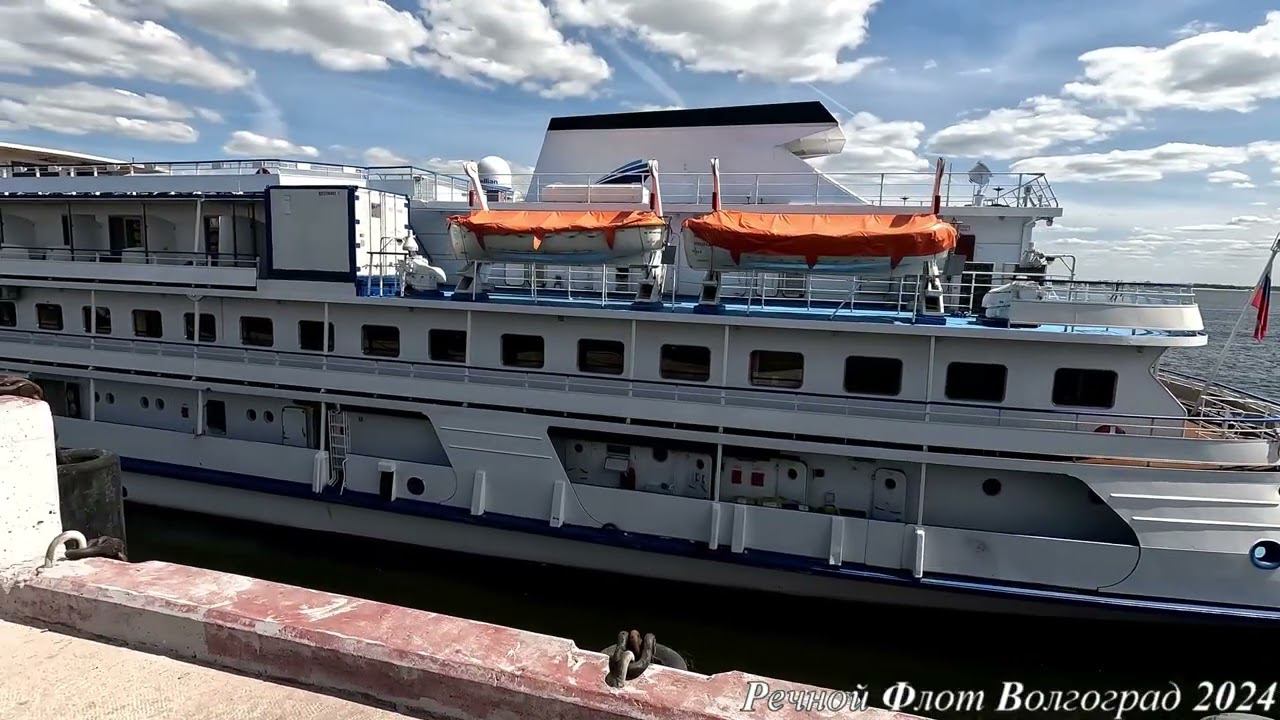 Пассажирский теплоход Александра в Волгограде смотреть онлайн